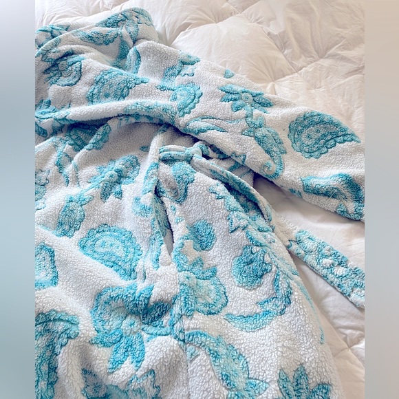 Secret Treasures robe plush, soft, women’s, blue and white flowered One size - Picture 5 of 6